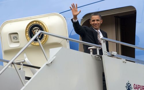 <YONHAP PHOTO-1228> US President Barack Obama waves from Air Force One prior to departure from Denpasar International Airport on Indonesia's resort island of Bali on November 19, 2011, after participating in the Association of Southeast Asian Nations (ASEAN) and East Asia summits. Earlier in the day Obama prodded China's Premier Wen Jiabao on maritime territorial rows and economic wrangles amid signs of Chinese scorn for his Pacific diplomacy push. AFP PHOTO / Saul LOEB /2011-11-19 17:49:32/ <저작권자 ⓒ 1980-2011 ㈜연합뉴스. 무단 전재 재배포 금지.>
U.S. President Barack Obama waves from Air Force One prior to departure from Denpasar International Airport in of Bali, Indonesia, on Saturday, after participating in the Association of Southeast Asian Nations and East Asia summits.     AFP-Yonhap News
U.S. President Barack Obama waves from Air Force One prior to departure from Denpasar International Airport in of Bali, Indonesia, on Saturday, after participating in the Association of Southeast Asian Nations and East Asia summits.     AFP-Yonhap News