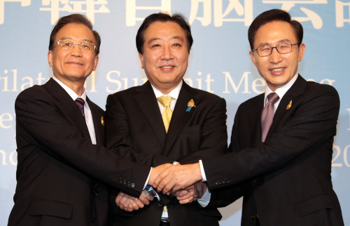 President Lee Myung-bak (right) Chinese Premier Wen Jiabao (left) and Japanese Prime Minister Yoshihiko Noda attend a photocall during the Trilateral Summit Meeting for leaders of the three nations in Bali, Indonesia, Saturday. (Yonhap News)