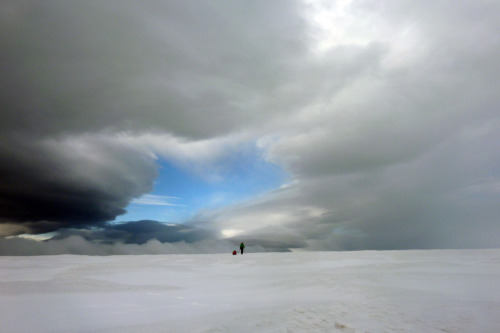 In this photo taken on Sept. 24, 2010 provided by the Kaspersky ONE Trans-antarctic Expedition, British adventurer Felicity Aston skis across Iceland during a pre-expedition training trip. Aston plans to ski by herself across the Antarctica, all the way to the other side of the frozen continent. If she manages to complete this journey of more than 1,000 miles (1,700 kilometers) in late January, she'll become the first human person to cross Antarctica alone under her own power. She would also set a record for the longest solo polar expedition by a woman, at about 70 days. A charter flight from Chile will take her to a base in Antarctica on Friday Nov. 18, 2011. (AP-Yonhap News)