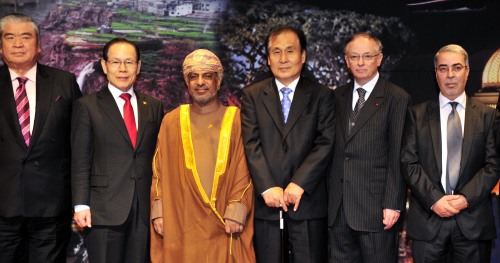 Omani ambassador Mohamed Salim Hamood Al Harthy (center
left) poses next to Samo Jewlery skipper Seok Hae-kyun (center
right) at Oman’s National Day celebrations in Seoul.
(The Korea Herald)