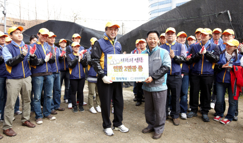 <YONHAP PHOTO-0751> 현대해상, 사랑의 연탄 2만장 기증 (서울=연합뉴스) 현대해상 서태창 대표와 임직원들이 18일 오후 서울 서초구 우면동에서 연탄은행(대표 허기복 목사)에게 연탄 2만장을 기증하고 이 중 3천장을 영세가정과 독거노인 등 소외된 이웃에게 배달했다. 2011.11.20 <<현대해상>>/2011-11-20 15:30:42/ <저작권자 ⓒ 1980-2011 ㈜연합뉴스. 무단 전재 재배포 금지.>\r\n<YONHAP PHOTO-0751> 현대해상, 사랑의 연탄 2만장 기증 (서울=연합뉴스) 현대해상 서태창 대표와 임직원들이 18일 오후 서울 서초구 우면동에서 연탄은행(대표 허기복 목사)에게 연탄 2만장을 기증하고 이 중 3천장을 영세가정과 독거노인 등 소외된 이웃에게 배달했다. 2011.11.20 <<현대해상>>/2011-11-20 15:30:42/ <저작권자 ⓒ 1980-2011 ㈜연합뉴스. 무단 전재 재배포 금지.>\r\n<YONHAP PHOTO-0751> 현대해상, 사랑의 연탄 2만장 기증 (서울=연합뉴스) 현대해상 서태창 대표와 임직원들이 18일 오후 서울 서초구 우면동에서 연탄은행(대표 허기복 목사)에게 연탄 2만장을 기증하고 이 중 3천장을 영세가정과 독거노인 등 소외된 이웃에게 배달했다. 2011.11.20 <<현대해상>>/2011-11-20 15:30:42/ <저작권자 ⓒ 1980-2011 ㈜연합뉴스. 무단 전재 재배포 금지.>\r\n현대해상 서태창 대표와 임직원들이 18일 오후 서울 서초구 우면동에서 연탄은행(대표 허기복 목사)에 연탄 2만장을 기탁하고 이 중 3000장을 저소득 가정과 독거노인 등 소외된 이웃에게 배달했다.