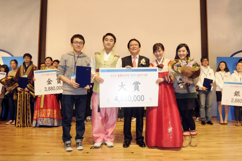 <YONHAP PHOTO-0526> 삼성생명, 중국인 유학생 한국어 말하기 대회 (서울=연합뉴스) 삼성생명 박근희 사장(사진 가운데)이 ‘제 1회 삼성생명, 중국인 유학생 한국어 말하기’대회에서 우승한 수도권 2조(왼쪽부터 왕차오, 쉬겅신, 왼쪽 네번째 쭈저원, 송솽)와 기념 촬영을 하고 있다. 중국 인민일보와 공동으로 개최한 이번 대회는 한중간의 문화적 이해를 높이기 위해 개최했다. 2011.11.20 <<삼성생명>>/2011-11-20 13:35:58/ <저작권자 ⓒ 1980-2011 ㈜연합뉴스. 무단 전재 재배포 금지.>\r\n<YONHAP PHOTO-0526> 삼성생명, 중국인 유학생 한국어 말하기 대회 (서울=연합뉴스) 삼성생명 박근희 사장(사진 가운데)이 ‘제 1회 삼성생명, 중국인 유학생 한국어 말하기’대회에서 우승한 수도권 2조(왼쪽부터 왕차오, 쉬겅신, 왼쪽 네번째 쭈저원, 송솽)와 기념 촬영을 하고 있다. 중국 인민일보와 공동으로 개최한 이번 대회는 한중간의 문화적 이해를 높이기 위해 개최했다. 2011.11.20 <<삼성생명>>/2011-11-20 13:35:58/ <저작권자 ⓒ 1980-2011 ㈜연합뉴스. 무단 전재 재배포 금지.>\r\n<YONHAP PHOTO-0526> 삼성생명, 중국인 유학생 한국어 말하기 대회 (서울=연합뉴스) 삼성생명 박근희 사장(사진 가운데)이 ‘제 1회 삼성생명, 중국인 유학생 한국어 말하기’대회에서 우승한 수도권 2조(왼쪽부터 왕차오, 쉬겅신, 왼쪽 네번째 쭈저원, 송솽)와 기념 촬영을 하고 있다. 중국 인민일보와 공동으로 개최한 이번 대회는 한중간의 문화적 이해를 높이기 위해 개최했다. 2011.11.20 <<삼성생명>>/2011-11-20 13:35:58/ <저작권자 ⓒ 1980-2011 ㈜연합뉴스. 무단 전재 재배포 금지.>