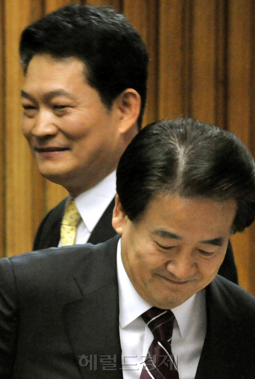 한미FTA 비준안 처리를 놓고 민주당 내 대표적 찬반론자인 정동영(앞쪽) 최고위원과 송영길 인천시장이 21일 오전 국회에서 열린 최고위원-광역단체장 연석회의장에 들어 서며 서먹한 표정을 짓고 있다.양동출dcyang@heraldm.com/111121/\r\n한미FTA 비준안 처리를 놓고 민주당 내 대표적 찬반론자인 정동영(앞쪽) 최고위원과 송영길 인천시장이 21일 오전 국회에서 열린 최고위원-광역단체장 연석회의장에 들어 서며 서먹한 표정을 짓고 있다.양동출dcyang@heraldm.com/111121/\r\n21일 국회에서 열린 민주당 최고위원-광역단체장 연석회의에서 한ㆍ미 자유무역협정(FTA) 비준안을 놓고 찬반 격론을 펼친 송영길 인천시장과 정동영 민주당 최고위원이 등을 돌린 채 씁쓸한 미소를 짓고 있다.  양동출 기자/dcyang@heraldm.com