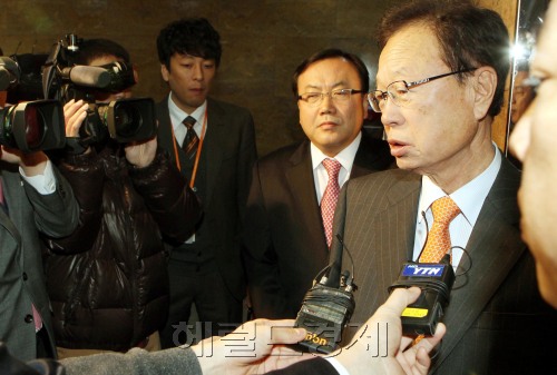 한미FTA 비준안 직권상정 예정으로 여야 격돌의 긴장이 고조되고 있는 21일 오전 박희태 국회의장이 출근을 하면서 비준안 처리가 임박했슴을 시사하는 입장을 밝히고 있다.양동출dcyang@heraldm.com/111121/\r\n한미FTA 비준안 직권상정 예정으로 여야 격돌의 긴장이 고조되고 있는 21일 오전 박희태 국회의장이 출근을 하면서 비준안 처리가 임박했슴을 시사하는 입장을 밝히고 있다.양동출dcyang@heraldm.com/111121/\r\n한ㆍ미 FTA 비준안 직권상정 예정으로 여야 격돌의 긴장이 고조되고 있는 가운데 21일 오전 박희태 국회의장이 출근을 하면서 비준안 처리가 임박했음을 시사하는 입장을 밝히고 있다. 양동출 기자/dcyang@heraldm.com
