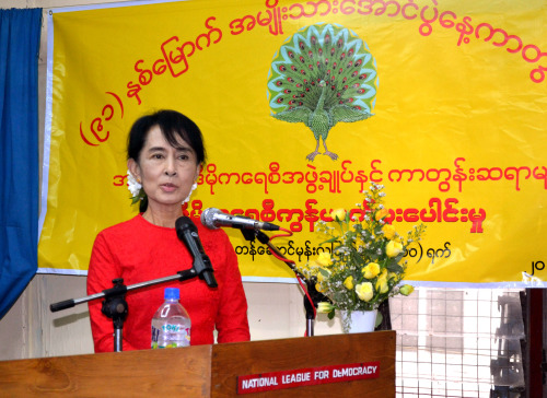 Myanmar democracy icon Aung San Suu Kyi delivers her speech during an event marking the 91st National Day at her National League for Democracy headquarters Sunday, Nov. 20, 2011 in Yangon. (AP)\r\n아웅 산 수 치 (Aung San Suu Kyi)(미얀마)