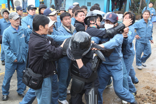 Unionized workers of Hanjin Heavy Industries & Construction clash with police in Busan in September. (Yonhap News)