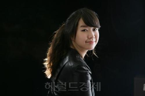 한류를 ’지속가능’하게 만들어갈 당찬 ‘예비 작곡가’가 있다.\r\n바로 20대 초반의 윤다혜(백제예술대)다. 그는 유명 작곡가들 틈바구니에서 자신만의 음악색깔을 유지하며 한국대중문화를 이끌어갈 기대주로 무럭무럭 자라고 있다. 최근 K-팝이 글로벌적인 화두가 되면서 작곡가를 꿈꾸는 젊은이들이 많아지고 있는 가운데 가수가 아닌, 작곡가로의 꿈과 희망을 만들어가고 있는 한 20대를 만나봤다.\r\n윤다혜는 어렸을 때부터 음악을 좋아했다. 그래서 피아노를 배웠다. 그가 작곡가의 길을 택한 것은 고등학교 시절 노래를 하는 친구를 만나면서부터다. 음악을 하는 친구가 노래하는 모습은 어린 그의 마음을 빼앗기에 충분했다.평소에 음악에 관심이 많았던 터라 친구의 모습에 반하게 됐고 이후 대학 진학도 이분야를 선택했다. 하지만 부모님과의 갈등이 심했다. 특히 아버지는 결사반대였다.
