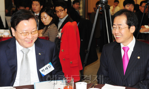 프레스 센타에서 한나라당 홍준표 대표 초정 한선국가전략포럼 선진강국으로 가는길 포럼이 열리고 있다.<br />양동출 기자 dcyang@heraldm.com 2011.11.22\r\n한나라당과 차별화된 신당을 추진하고 있는 박세일 한반도선진화재단 이사장이 22일 프레스센터에서 열린 포럼에서 홍준표 한나라당 대표로부터 “같이 하시죠”라는 제안을 받았다. 입당 제의에 대해 박 이사장은 “고맙습니다. 덕담으로 받죠”라며 12월 신당 창당 의지를 분명히 했다.  양동출 기자/dcyang@heraldm.com
