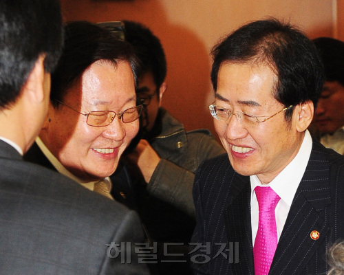 프레스 센타에서 한나라당 홍준표 대표 초정 한선국가전략포럼 선진강국으로 가는길 포럼이 열리고 있다.<br />양동출 기자 dcyang@heraldm.com 2011.11.22\r\n프레스 센타에서 한나라당 홍준표 대표 초정 한선국가전략포럼 선진강국으로 가는길 포럼이 열리고 있다.\n양동출 기자 dcyang@heraldm.com 2011.11.22\r\n프레스 센타에서 한나라당 홍준표 대표 초정 한선국가전략포럼 선진강국으로 가는길 포럼이 열리고 있다.\n양동출 기자 dcyang@heraldm.com 2011.11.22