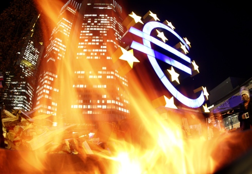 <YONHAP PHOTO-0369> In this photo taken with a fisheye lens, flames from a fire set alight in a container by activists with the Frankfurt Occupy movement are seen in front of the European Central Bank and a sculpture of the euro symbol in Frankfurt, Germany, Monday, Nov. 21, 2011. (AP Photo/Michael Probst)/2011-11-22 07:09:56/ <저작권자 ⓒ 1980-2011 ㈜연합뉴스. 무단 전재 재배포 금지.>\r\n<YONHAP PHOTO-0369> In this photo taken with a fisheye lens, flames from a fire set alight in a container by activists with the Frankfurt Occupy movement are seen in front of the European Central Bank and a sculpture of the euro symbol in Frankfurt, Germany, Monday, Nov. 21, 2011. (AP Photo/Michael Probst)/2011-11-22 07:09:56/ <저작권자 ⓒ 1980-2011 ㈜연합뉴스. 무단 전재 재배포 금지.>