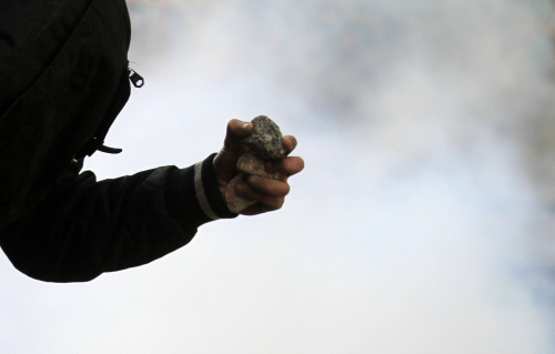 <YONHAP PHOTO-0441> A protester carries stones to throw during clashes with Egyptian riot police near Tahrir Square in Cairo, Egypt, Monday, Nov. 21, 2011. Security forces fired tear gas and clashed Monday with several thousand protesters in Cairo's Tahrir Square in the third straight day of violence that has killed at least two dozen people and has turned into the most sustained challenge yet to the rule of Egypt's military.(AP Photo/Khalil Hamra)/2011-11-22 07:15:46/ <저작권자 ⓒ 1980-2011 ㈜연합뉴스. 무단 전재 재배포 금지.>\r\n<YONHAP PHOTO-0441> A protester carries stones to throw during clashes with Egyptian riot police near Tahrir Square in Cairo, Egypt, Monday, Nov. 21, 2011. Security forces fired tear gas and clashed Monday with several thousand protesters in Cairo's Tahrir Square in the third straight day of violence that has killed at least two dozen people and has turned into the most sustained challenge yet to the rule of Egypt's military.(AP Photo/Khalil Hamra)/2011-11-22 07:15:46/ <저작권자 ⓒ 1980-2011 ㈜연합뉴스. 무단 전재 재배포 금지.>