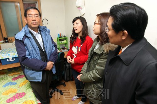 박원순 서울시장이 22일 오전 겨울철 화재취약지역인 노량진 고시원촌을 화재예방활동을위해 방문한 자리에서 고시생들과 얘기를 나누고 있다.박원순 서울시장이 22일 오전 겨울철 화재취약지역인 노량진 고시원촌을 화재예방활동을위해 방문한 자리에서 고시생들과 얘기를 나누고 있다. /박해묵 기자 mook@ 2011.11.22\r\n박원순 서울시장이 22일 오전 겨울철 화재취약지역인 노량진 고시원촌을 화재예방활동을위해 방문한 자리에서 고시생들과 얘기를 나누고 있다.박원순 서울시장이 22일 오전 겨울철 화재취약지역인 노량진 고시원촌을 화재예방활동을위해 방문한 자리에서 고시생들과 얘기를 나누고 있다. /박해묵 기자 mook@ 2011.11.22\r\n박원순 서울시장이 22일 오전 겨울철 화재취약지역인 노량진 고시원촌을 화재예방활동을위해 방문한 자리에서 고시생들과 얘기를 나누고 있다.박원순 서울시장이 22일 오전 겨울철 화재취약지역인 노량진 고시원촌을 화재예방활동을위해 방문한 자리에서 고시생들과 얘기를 나누고 있다. /박해묵 기자 mook@ 2011.11.22