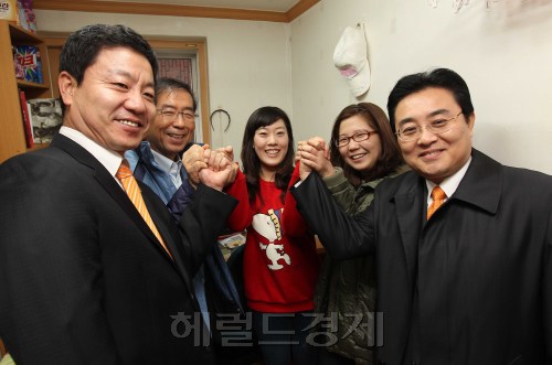 박원순 서울시장이 22일 오전 겨울철 화재취약지역인 노량진 고시원촌을 방문해 화재예방활동을 점검하며 고시생들을 위해 파이팅을 하고 있다.박원순 서울시장이 22일 오전 겨울철 화재취약지역인 노량진 고시원촌을 화재예방활동을위해 방문한 자리에서 고시생들과 얘기를 나누고 있다. /박해묵 기자 mook@ 2011.11.22\r\n박원순 서울시장이 22일 오전 겨울철 화재취약지역인 노량진 고시원촌을 방문해 화재예방활동을 점검하며 고시생들을 위해 파이팅을 하고 있다.박원순 서울시장이 22일 오전 겨울철 화재취약지역인 노량진 고시원촌을 화재예방활동을위해 방문한 자리에서 고시생들과 얘기를 나누고 있다. /박해묵 기자 mook@ 2011.11.22\r\n박원순 서울시장이 22일 오전 겨울철 화재취약지역인 노량진 고시원촌을 방문해 화재예방활동을 점검하며 고시생들을 위해 파이팅을 하고 있다.박원순 서울시장이 22일 오전 겨울철 화재취약지역인 노량진 고시원촌을 화재예방활동을위해 방문한 자리에서 고시생들과 얘기를 나누고 있다. /박해묵 기자 mook@ 2011.11.22
