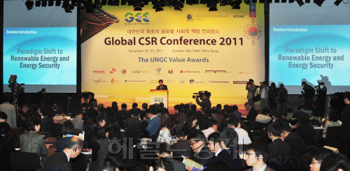유엔글로벌콤펙트(UNGC) 한국협회는 2일 서울 장충동 신라호텔에서 국내 최초의 CRS 국제회의를 개최해 이승한 글로벌콤펙트 한국협회회장이 개회사를 하고 있다. 박현구 기자phko@heraldm.com 2011.11.22\r\n이승한 홈플러스 회장이 UNGC 한국협회장 자격으로 글로벌 CSR 콘퍼런스에서 인삿말을 하고 있다.  박현구 기자/phko@
