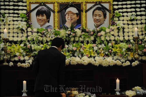 안나푸르나 남벽 '코리아신루트'를 개척하다가 실종된 산악인 故박영석 대장, 신동민, 강기석 대원의 분향소가 서울대학교 병원 장례식장에 마련된 가운데 박영석 대장의 아들 성우군이 빈소를 지키고 있다. 박해묵 기자/mook@heraldm.com
A memorial service for three missing climbers is held at Seoul National Hospital in Seoul on Nov. 3.   Park Hae-mook/The Korea Herald