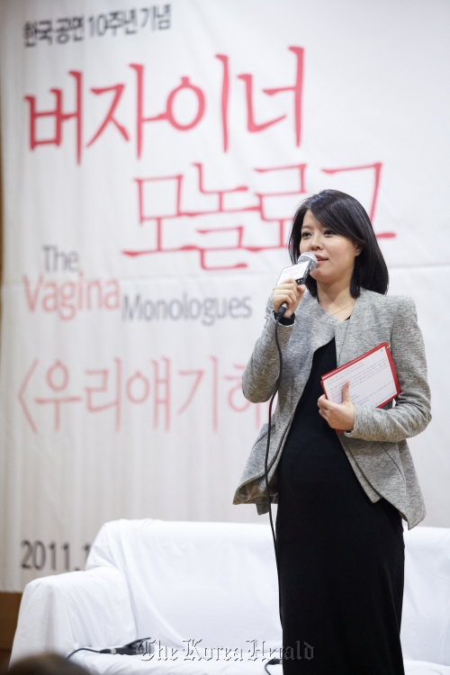 Actress Kim Yeo-jin speaks during a talk show celebrating the 10th year anniversary of the Korean adaptation of feminist play “The Vagina Monologues,” at Chungmu Art Hall, Seoul, Monday. Musical Rang