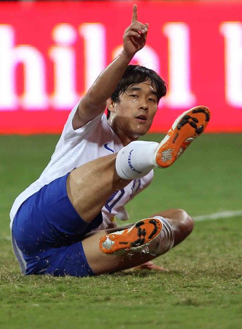 <YONHAP PHOTO-0028> 골 추가요! (두바이=연합뉴스) 김현태 기자 = 11일 오후(현지시간) 두바이 알 라시드 스타디움에서 열린 2014 브라질 월드컵 아시아 지역 3차 예선 4차전 대한민국과 아랍에미리트(UAE)의 경기에서 박주영이 두번째 골을 넣고 기뻐하고 있다. 2011.11.11 mtkht@yna.co.kr/2011-11-12 00:11:27/ <저작권자 ⓒ 1980-2011 ㈜연합뉴스. 무단 전재 재배포 금지.>
Korea captain Park Chu-young  Yonhap News