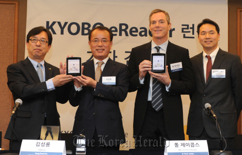 Executive officials of Kyobo Book Center and Qualcomm unveil the “Kyobo eReader,” the first e-book reader launched together by the two companies in Seoul on Tuesday. From left: Park Young-joon, director of the E-commerce department at Kyobo; Kyobo CEO Kim Seong-ryong; Qualcomm chairman Paul Jacobs; and Clarence Chui, senior vice president of Qualcomm MEMS Technologies. Kyobo
Executive officials of Kyobo Book Center and Qualcomm unveil the “Kyobo eReader,” the first e-book reader launched together by the two companies in Seoul on Tuesday. From left: Park Young-joon, director of the E-commerce department at Kyobo; Kyobo CEO Kim Seong-ryong; Qualcomm chairman Paul Jacobs; and Clarence Chui, senior vice president of Qualcomm MEMS Technologies. Kyobo