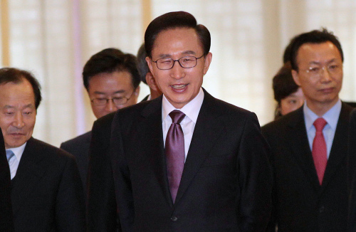 <YONHAP PHOTO-0493> 웃는 이명박 대통령 (서울=연합뉴스) 김병만 기자 = 이명박 대통령이 16일 오전 청와대에서 김천식 통일부차관 등 차관급 인사에게 임명장을 수여한 후 인왕실로 웃으면서 걷고 있다. 2011.11.16 kimb01@yna.co.kr/2011-11-16 09:41:08/ <저작권자 ⓒ 1980-2011 ㈜연합뉴스. 무단 전재 재배포 금지.>