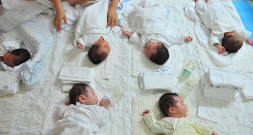 입양의 날인 11일 서울 성북구 성가정입양원에서 새 가정을 기다리는 아이들이 자원봉사자의 손길아래 편안하게 잠자고 있다<br />김명섭기자 msiron@\r\n입양의 날인 11일 서울 성북구 성가정입양원에서 새 가정을 기다리는 아이들이 자원봉사자의 손길아래 편안하게 잠자고 있다\r\n김명섭기자 msiron@