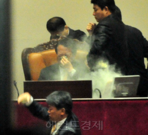 국회 본회의장 김선동 의원 최류액 살포. 박현구 기자phko@heraldm.com 2011.11.22\r\n국회 본회의장 김선동 의원 최류액 살포. 박현구 기자phko@heraldm.com 2011.11.22