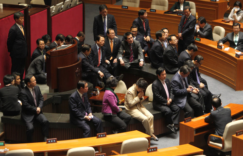 국회 본회의 FTA통과 후 농성. 박현구 기자phko@heraldm.com 2011,11 22\r\n국회 본회의 FTA통과 후 농성. 박현구 기자phko@heraldm.com 2011,11 22