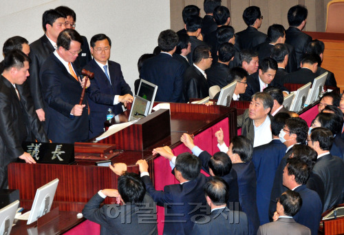 FTA가 국회 본회의에서 통과되고 있다. 박현구 기자phko@heraldm.com 2011.11.22\r\nFTA가 국회 본회의에서 통과되고 있다. 박현구 기자phko@heraldm.com 2011.11.22