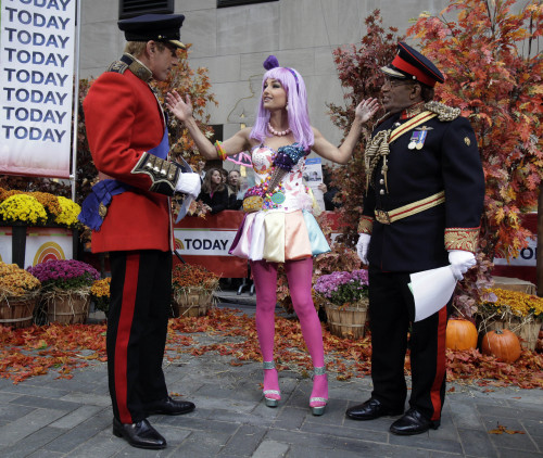 Co-hosts, from left, Matt Lauer as Prince William; chef Giada De Laurentiis, as Katy Perry; and Al Roker as Prince Harry are shown on the NBC "Today" television program's annual Halloween show, in New York, Oct. 31. (AP-Yonhap News)