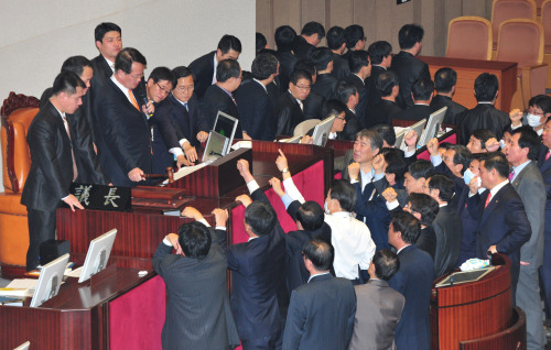 FTA가 국회 본회의에서 통과되고 있다. 박현구 기자phko@heraldm.com 2011.11.22
Opposition lawmakers protest as Vice Speaker Chung Ui-hwa declares approval of the Korea-U.S. free trade agreement at the National Assembly on Tuesday. Park Hyun-koo/The Korea Herald