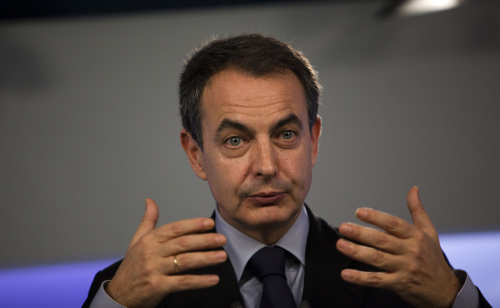 Outgoing Spanish prime minister Jose Luis Rodriguez Zapatero gestures during a press conference in his first public comments on the election in Madrid, Monday. (AP-Yonhap News)