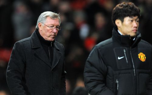 <YONHAP PHOTO-0391> Manchester United's manager Alex Ferguson (L) and Manchester United's South Korean midfielder Park Ji-Sung leave the field after the UEFA Champions League, Group C, football match between Manchester United and Benfica at Old Trafford in Manchester, north-west England, on November 22, 2011. The match ended in a 2-2 draw. AFP PHOTO / ANDREW YATES /2011-11-23 07:15:35/ <저작권자 ⓒ 1980-2011 ㈜연합뉴스. 무단 전재 재배포 금지.>
Manchester United manager Alex Ferguson (left) and midfielder Park Ji-sung leave the pitch after their match against Benfica.  AFP-Yonhap News