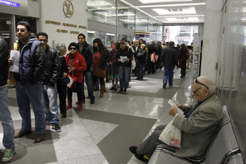 <YONHAP PHOTO-2158> Consumers of Public Power Company, DEH, wait in a line to pay pay the new emergency property tax in central Athens, on Tuesday, Nov. 22, 2011. Members of the electricity company's workers' union demonstrated outside the company's bill issuing building in continued protests over a new property tax that has been added to consumers' power bills.(AP Photo/Petros Giannakouris)/2011-11-22 20:47:28/ <저작권자 ⓒ 1980-2011 ㈜연합뉴스. 무단 전재 재배포 금지.>
Consumers of Public Power Company, DEH, wait in a line to pay the new emergency property tax in Athens on Tuesday.  AP-Yonhap News