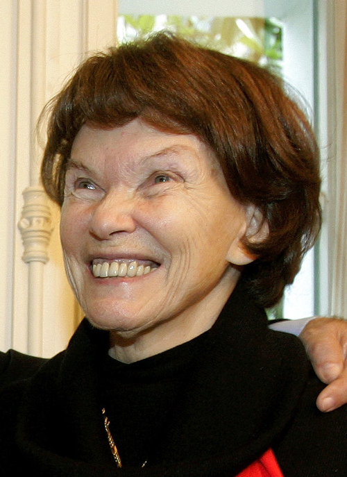 <YONHAP PHOTO-2078> FILE - In this Friday Oct. 3, 2006, file photo, Danielle Mitterrand, the widow of former French President Francois Mitterrand, smiles in Paris. Danielle Mitterrand, a member of the French Resistance and outspoken advocate for human rights who broke the mold as first lady alongside France's first Socialist president, has died it is announced Tuesday Nov. 22, 2011. Mitterrand, who was 87, died overnight Monday to Tuesday Nov. 22, 2011 after being hospitalized in Paris for fatigue. (AP Photo/Michel Euler, File)/2011-11-22 20:08:54/ <저작권자 ⓒ 1980-2011 ㈜연합뉴스. 무단 전재 재배포 금지.>
Danielle Mitterrand, the widow of former French President Francois Mitterrand.    AP-Yonhap News