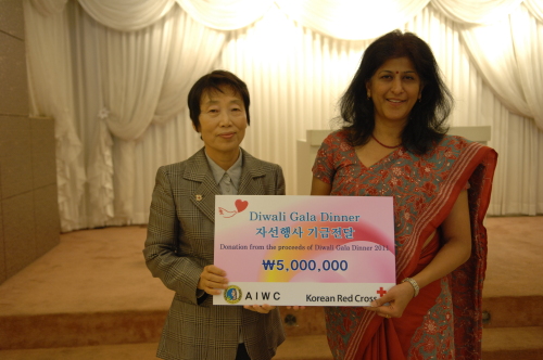 SP Red cross breif
AIWC chairwoman Kusum Tayal (right) presents a donation to the female volunteer Special Advisory Committee chairwoman Kim Sun-hyang.