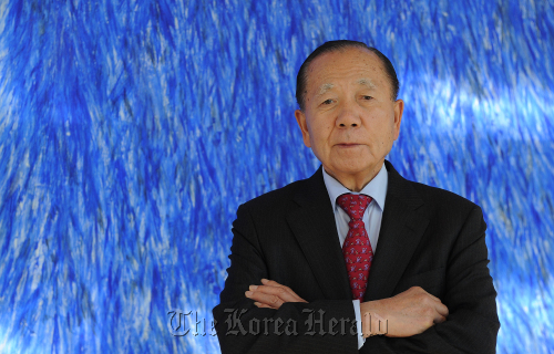 김동호 전 부산국제영화제 조직위원장.<br />이상섭 기자. babtong@heraldm.com 2011.11.21
Kim Dong-ho, the founding director of BIFF and its current honorary chief, poses during an interview with The Korea Herald in Seoul, Monday. Lee Sang-sub/The Korea Herald