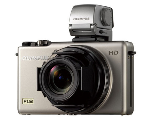 하이엔드 콤팩트 카메라 1위 브랜드 올림푸스한국(www.olympus.co.kr)에서 슬림하면서도 스타일리시한 디자인에 DSLR급의 화질과 성능을 갖춘 프리미엄 하이엔드 카메라, XZ-1의 실버 제품을 출시한다. 이 카메라는 가장 밝은 렌즈를 탑재하여 어두운 환경에서도 잘 찍혀 마치 어둠속에서 먹이를 포착하는 늑대의 눈과 같다고 하여 ‘울프 카메라’로 불리운다.\r\n이번 제품은 기존 화이트, 블랙 색상에 이어 실버 제품을 새롭게 선보이는 것으로, 티타늄 실버색을 적용한 메탈바디로 기존 하이엔드 카메라에서 찾아보기 힘든 고급스런 색감의 제품이다.\r\n모던한 복고 감성을 느낄 수 있는 XZ-1 실버 제품은 차별화된 감각적 디자인으로, 연말 선물용로도 으뜸으로 선호되고 있다. 특히 실버 제품에는 자동으로 오픈되고 닫히는 ‘자동캡’ 기능이 업그레이드 되었다. \r\n제품의 주요 기능적 특징은 ▲ 동급 카메라 중 가장 밝은 F1.8 렌즈 장착 ▲ PEN의 아트필터 기능 적용 ▲ 고화질을 위한 TruePic V(이미지 처리 엔진) 장착 ▲ 전문 지식 없이도 쉽게 촬영할 수 있는 ‘라이브 가이드’ 지원 ▲ 다양한 액세서리 사용이 가능한 ‘액세서리 포트’ 탑재 등이다.