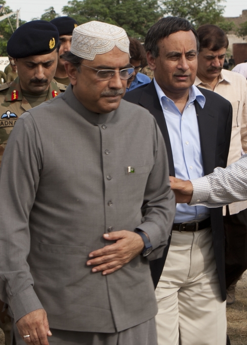 <YONHAP PHOTO-0082> In this picture taken on August 19, 2010 shows Pakistan's Ambassador in Washington Hussein Haqqani, right, walks with Pakistan's President Asif Ali Zardari in Multan, Pakistan. Pakistan's envoy to the United States says he has resigned over claims he wrote a memo to Washington asking for its help in reining in the country's powerful military. (AP Photo/B.K.Bangash)/2011-11-23 00:38:20/ <저작권자 ⓒ 1980-2011 ㈜연합뉴스. 무단 전재 재배포 금지.>
Pakistan’s outgoing Ambassador to U.S. Hussein Haqqani (right) walks with Pakistan’s President Asif Ali Zardari in Multan, Pakistan in August, 2010. AP-Yonhap News
아시프 알리 자르다리 (Asif Ali Zardari) 정치인 출생 1955년 7월 22일 (파키스탄)소속 파키스탄(대통령)