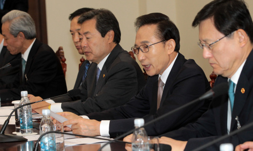 President Lee Myung-bak presides over a meeting of ministers at Cheong Wa Dae on Wednesday to discuss follow-up measures to the ratification of the Korea-U.S. Free Trade Agreement.   (Yonhap News)