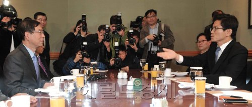 24일 박원순 서울시장과 김문수 경기도지사가 메리어트 호텔에서 인사를 나누고 있다. <br />정희조 기자/checho@heraldm.com 111124\r\n24일 박원순 서울시장과 김문수 경기도지사가 메리어트 호텔에서 인사를 나누고 있다. \n정희조 기자/checho@heraldm.com 111124\r\n24일 박원순 서울시장과 김문수 경기도지사가 메리어트 호텔에서 인사를 나누고 있다. \n정희조 기자/checho@heraldm.com 111124\r\n박원순 서울시장과 김문수 경기도지사가 24일 메리어트 호텔에서 인사하고 있다. 이날 두 지자체장은 서울ㆍ경기도 상설대화채널을 만들기로 합의했다.\n 정희조 기자/checho@heraldm.com