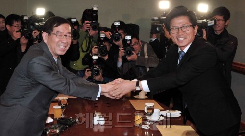 24일 박원순 서울시장과 김문수 경기도지사가 메리어트 호텔에서 인사를 나누고 있다. <br />정희조 기자/checho@heraldm.com 111124\r\n24일 박원순 서울시장과 김문수 경기도지사가 메리어트 호텔에서 인사를 나누고 있다. \n정희조 기자/checho@heraldm.com 111124\r\n24일 박원순 서울시장과 김문수 경기도지사가 메리어트 호텔에서 인사를 나누고 있다. \n정희조 기자/checho@heraldm.com 111124