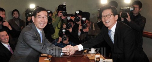 24일 박원순 서울시장과 김문수 경기도지사가 메리어트 호텔에서 인사를 나누고 있다. <br />정희조 기자/checho@heraldm.com 111124\r\n24일 박원순 서울시장과 김문수 경기도지사가 메리어트 호텔에서 인사를 나누고 있다. \n정희조 기자/checho@heraldm.com 111124\r\n24일 박원순 서울시장과 김문수 경기도지사가 메리어트 호텔에서 인사를 나누고 있다. \n정희조 기자/checho@heraldm.com 111124