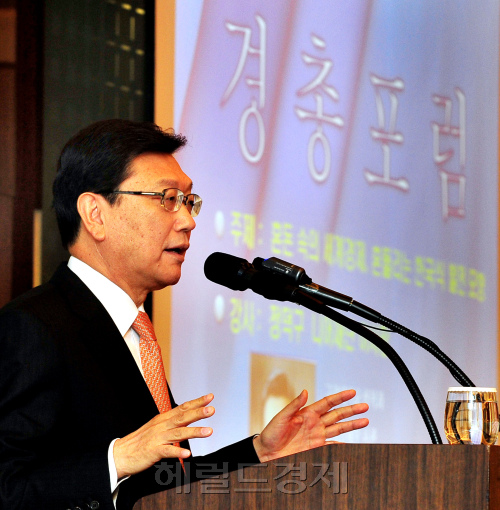 정덕구 니어재단 이사장이 24일 서울 조선호텔에서 열린 제173회 경총포럼에서 "혼돈 속의 세계경제, 흔들리는 한국식 발전 모형"을 주제로 강연하고 있다. 박현구 기자phko@heraldm.com 2011.11.24\r\n정덕구 니어재단 이사장이 24일 서울 조선호텔에서 열린 제173회 경총포럼에서 "혼돈 속의 세계경제, 흔들리는 한국식 발전 모형"을 주제로 강연하고 있다. 박현구 기자phko@heraldm.com 2011.11.24\r\n정덕구 니어재단 이사장이 24일 서울 조선호텔에서 열린 제173회 경총포럼에서 "혼돈 속의 세계경제, 흔들리는 한국식 발전 모형"을 주제로 강연하고 있다. 박현구 기자phko@heraldm.com 2011.11.24\r\n정덕구 니어재단 이사장은 24일 서울 소공동 웨스틴조선호텔에서 열린 제173회 경총포럼에서 ‘혼돈 속의 세계 경제, 흔들리는 한국식 발전 모형’을 주제로 강연했다.   박현구 기자/phko@heraldm.com