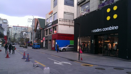 서울 강남구 압구정동 로데오 거리가 침체기를 딛고 옛 명성을 회복중이다. 내년 분당선 연장선 청담역(가칭)을 앞두고 공실 점포들이 눈에 띄게 줄어들고 있다.