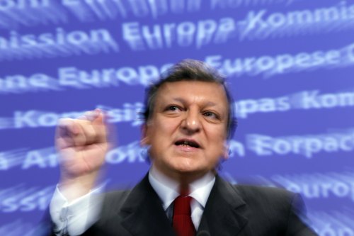 <YONHAP PHOTO-2416> European Commission President Jose Manuel Barroso holds a news conference on new economic governance at the EU Commission headquarters in Brussels November 23, 2011. The European Commission proposed on Wednesday new, intrusive laws to make sure budgets of euro zone countries do not break EU rules and that their borrowing falls, which could lead to joint debt issuance in the future. Picture taken with a zoom effect. REUTERS/Francois Lenoir (BELGIUM - Tags: POLITICS BUSINESS)/2011-11-23 23:23:21/ <저작권자 ⓒ 1980-2011 ㈜연합뉴스. 무단 전재 재배포 금지.>\r\n<YONHAP PHOTO-2416> European Commission President Jose Manuel Barroso holds a news conference on new economic governance at the EU Commission headquarters in Brussels November 23, 2011. The European Commission proposed on Wednesday new, intrusive laws to make sure budgets of euro zone countries do not break EU rules and that their borrowing falls, which could lead to joint debt issuance in the future. Picture taken with a zoom effect. REUTERS/Francois Lenoir (BELGIUM - Tags: POLITICS BUSINESS)/2011-11-23 23:23:21/ <저작권자 ⓒ 1980-2011 ㈜연합뉴스. 무단 전재 재배포 금지.>