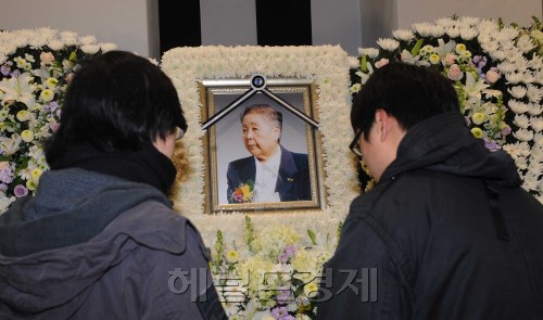24일 국립중앙박물관에 마련된 故 박병선 박사의 분향소에서 학생들이 조문을 하고 있다.<br />이상섭 기자. babtong@heraldm.com 2011.11.24\r\n24일 국립중앙박물관에 마련된 故 박병선 박사의 분향소에서 학생들이 조문을 하고 있다.\n이상섭 기자. babtong@heraldm.com 2011.11.24\r\n프랑스에서 타계한 서지학자 고 박병선 박사의 분향소가 24일 서울 국립중앙박물관에 마련됐다. 고인의 영결식은 25일 오전 10시30분(현지시간) 프랑스 외방 선교회에서 엄수된다. 정부는 고인의 유해를 화장한 뒤 국립묘지에 안장하는 방안을 검토 중이다.   이상섭 기자/babtong@heraldm.com