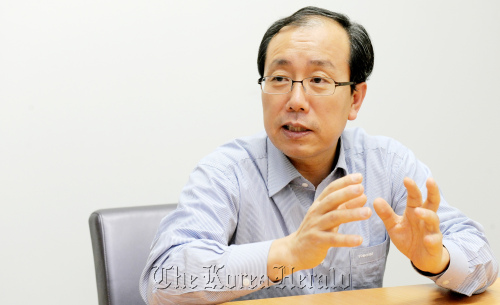 중앙대학교 병원 박형무 산부인과 교수 인터뷰./ 안훈기자 rosedale@ 2011.11.17
Professor Park Hyoung-moo of Chung-Ang University Hospital, who heads the Korean Society of Menopause.   Ahn Hoon/The Korea Herald