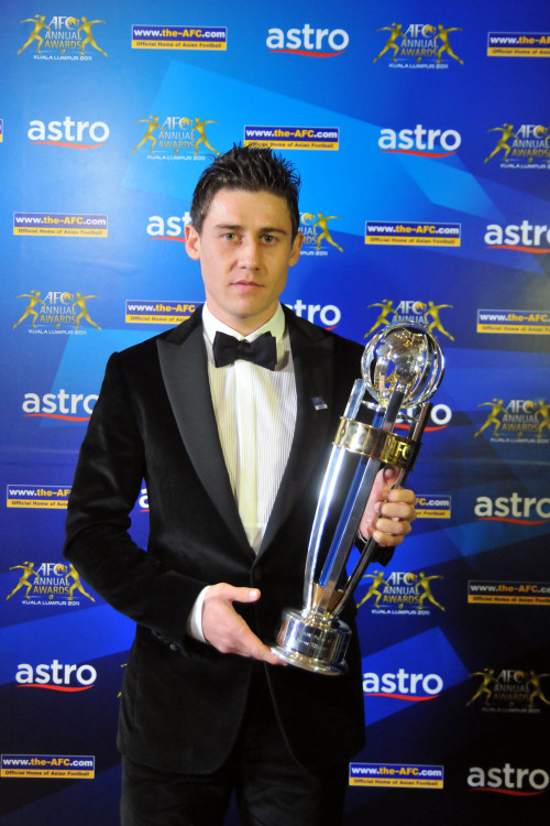 <YONHAP PHOTO-0094> (111123) -- KUALA LUMPUR, Nov. 23, 2011 (Xinhua) -- AFC player of the year 2011 Server Djeparov of Uzbekistan holds his trophy during the AFC Annual Awards 2011 in Kuala Lumpur, Malaysia, Nov. 23, 2011. (Xinhua/Chong Voon Chung) (jyc)/2011-11-24 01:09:20/ <저작권자 ⓒ 1980-2011 ㈜연합뉴스. 무단 전재 재배포 금지.>
AFC player of the year 2011 Server Djeparov of Uzbekistan.
Xinhua-Yonhap News