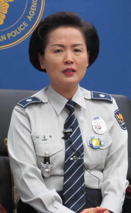 <YONHAP PHOTO-1363> 여경 첫 치안감 오른 이금형 광주청장 (광주=연합뉴스) 남현호 기자 =치안감으로 승진한 이금형(53) 광주지방경찰청장은 23일 "사회적 약자와 서민을 위해 실천하는 지휘관이 되겠다"고 말했다. << 지방기사 참조 >> 2011.11.23. hyunho@yna.co.kr/2011-11-23 15:18:11/ <저작권자 ⓒ 1980-2011 ㈜연합뉴스. 무단 전재 재배포 금지.>
Lee Kum-hyoung