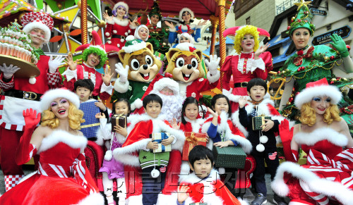 크리스마스를 한달여 앞두고 롯데월드는 24일 오전 어드벤처 만남의 광장에서 크리스마스 대축제를 선보여 산타들과 아이들이 즐거운 시간을 보내고 있다. 롯데월드는 다음달 25일까지 해피 크리스마스 퍼레이드, 신데렐라의 크리스마스 파티, 산타의 특별한 선물, 산타빌리지 등 1만명이 넘는 고객이 직접 주인공이 되는 이벤트를 펼친다.<br />김명섭 기자 msiron@\r\n크리스마스를 한달여 앞두고 롯데월드는 24일 오전 어드벤처 만남의 광장에서 크리스마스 대축제를 선보여 산타들과 아이들이 즐거운 시간을 보내고 있다. 롯데월드는 다음달 25일까지 해피 크리스마스 퍼레이드, 신데렐라의 크리스마스 파티, 산타의 특별한 선물, 산타빌리지 등 1만명이 넘는 고객이 직접 주인공이 되는 이벤트를 펼친다.\n김명섭 기자 msiron@
