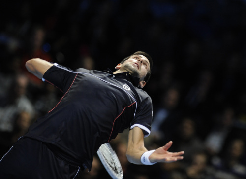 <YONHAP PHOTO-0973> (111124) -- LONDON, Nov. 24, 2011 (Xinhua) -- Novak Djokovic of Serbia serves during his Group B match against David Ferrer of Spain in 2011's ATP World Tour Finals, in London, Britain, Nov. 23, 2011. Ferrer won 2:0. (Xinhua/Zeng Yi) (bxf) /2011-11-24 10:06:28/ <저작권자 ⓒ 1980-2011 ㈜연합뉴스. 무단 전재 재배포 금지.>
Novak Djokovic of Serbia serves during match against David Ferrer of Spain at the ATP World Tour Finals in London on Wednesday.
Xinhua-Yonhap News